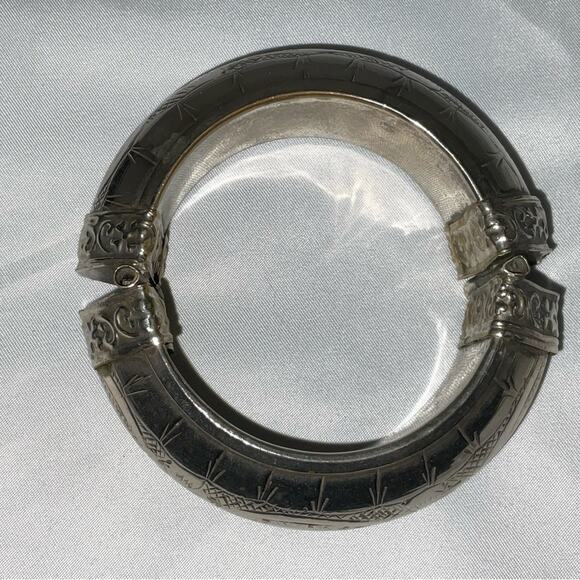 VTG SILVER TONE METAL OVER BRASS ETCHED NEPALESE BANGLE BRACELET HINGE CLASP - Picture 7 of 13